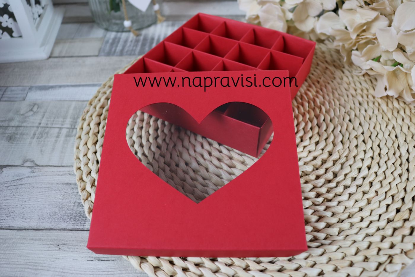 Кутия за 16 бонбона 15х15х4см